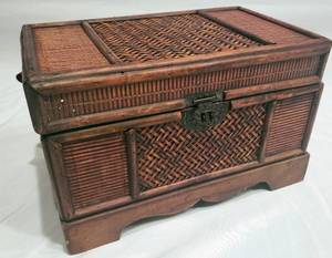 lot 43 image: Wood Box