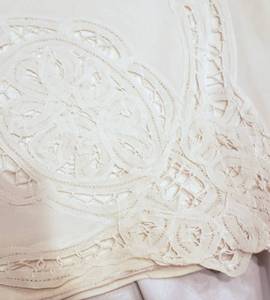 lot 52 image: Vintage Lace Table Cloth