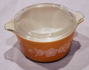 lot 73 image: Pyrex Bowl w lid