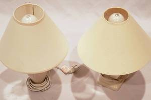 lot 81 image: 2 Small lamps