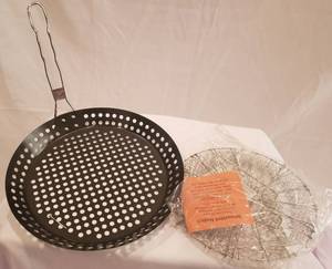 lot 102 image: Pan to grill vegetables on the grill, and deep fry basket