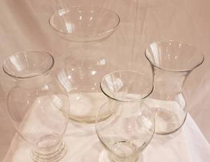 lot 99 image: 4 glass vases