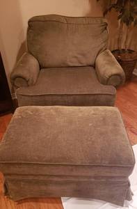 lot 137 image: Green Comfy Chair with Ottoman