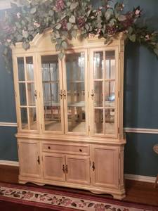 lot 171 image: China Hutch matches lot 54