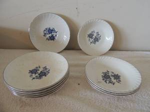 lot 65 image: 6 dessert bowls royal blue ironstone made n England 4 bred bowls royal blue ironstone blue flower design