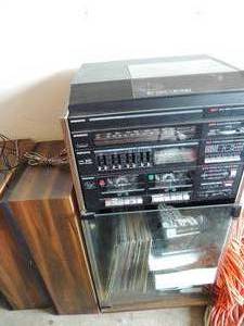 lot 90 image: Magnavox belt drive turn table record player cassette player with 2 speakers