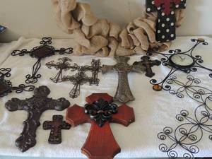 lot 99 image: Cross wreath with hollow cross 21x18, 2 red diamond crosses 16x11 3 sm metal crosses 8x6 and clock cross 20x15