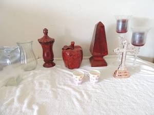 lot 105 image: home dcor, 2 glass vases 2small porcelain baskets