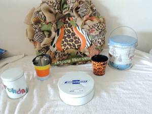 lot 112 image: Various tins of all sizes  some without lids and handmade wreath that says happy harvest