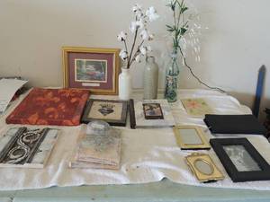 lot 113 image: 3 ceramic battle style vases, decorative pics, picture frames of various sizes and colors
