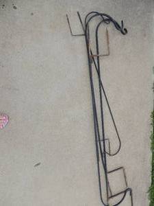 lot 118 image: 5 plant holders 2 brooms garden hoe and more
