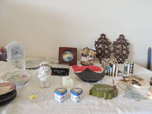 lot 120 image: 2 10 wall dcor,   2 sets of drink coasters         small heart tins ceramic praying angels, ceramic book dcor     2 USA ceramic bears and more