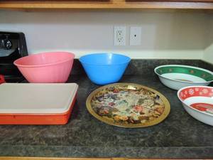 lot 132 image: covered Tupperware SQUARE CONTAINER,  bowl 4 bowls and a tray
