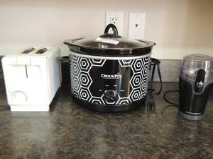 lot 150 image: Black and white new crockpot  (no box) Hamilton beach    mini nutra blender     white 2 slice toaster