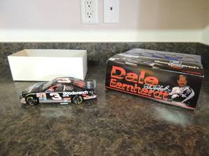 lot 152 image: Dale EARNHART  Car NIB 124 Stock Car 1999 limited edition