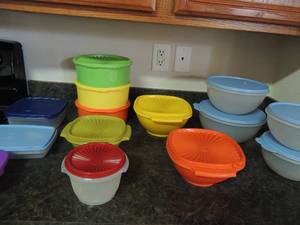 lot 154 image: large lot of covered Tupperware 14 pieces total all wit lids