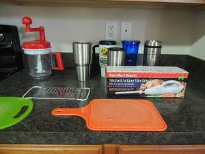 lot 155 image: 5 tumblers, Hamilton beach electric knife 2 cutting boards and hand held cheese shredder