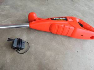 lot 173 image: BLACK &  DECKER CORDLESS WEEDEATER WITH CHARGING CORD