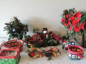 lot 16 image: 3 Christmas wicker baskets 2 flower stands mantel Christmas dcor 3 wooden snow family