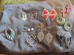 lot 192 image: Earrings  x 13 pairs