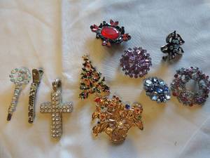 lot 198 image: 7 blingy broaches 2 rhinestone hair clips and cross pendant
