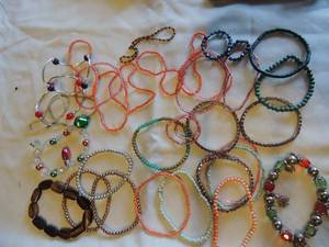 lot 201 image: Bracelets x 20 small beaded, wooden, Christmas