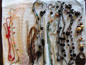lot 203 image: Necklaces beaded pearl costume and chains quantity 12