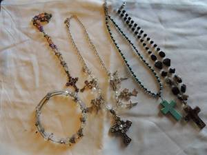 lot 204 image: 4 cross necklaces 1 beaded choker quantity 5