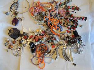 lot 206 image: JEWELRY PARTS, BEADS  AND SINGLE EARRINGS