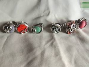 lot 179 image: ARTISAN CRAFTED TWISTED WIRE RINGS - NATIVE OR DYED TURQUOISE - NATURAL, PURPLE, PINK, RED  (QTY 4)  WHITEBLACK STRIPE & RECTANGLE DICHLORMIC GLASS  SIZES 7 - 7.5   TOTAL QUANTITY OF RINGS IS 6