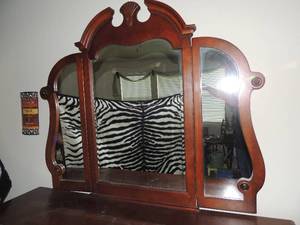 lot 7 image: Dresser mirror 57w x 48t x 1deep