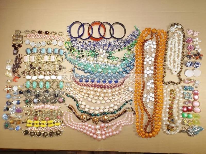 lot 83 image: Thermoset, jewelry, mid century, bracelet, earring