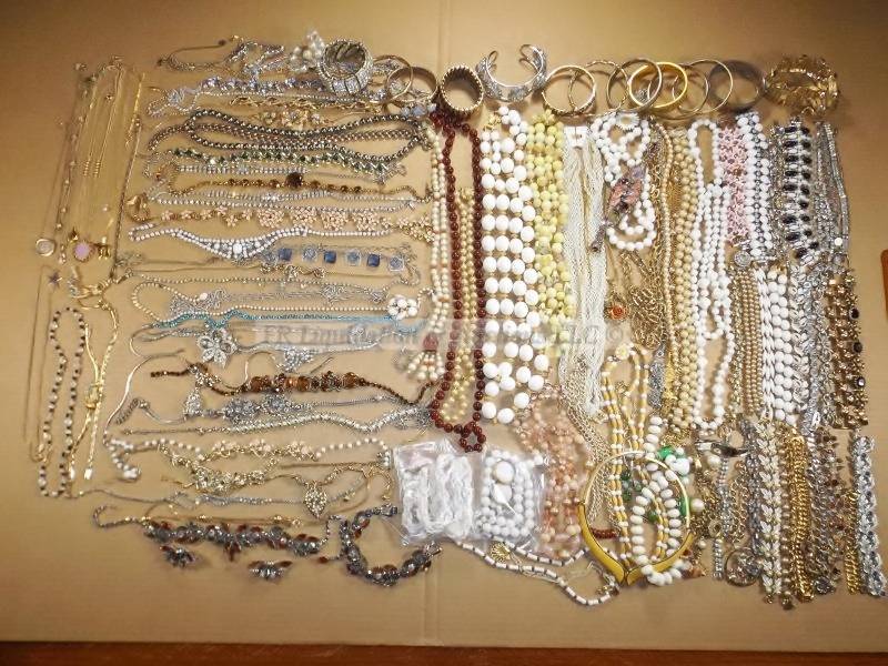 lot 85 image: Rhinestone, necklace, ring, pendant, brooch, pin, bracelet, jewelry