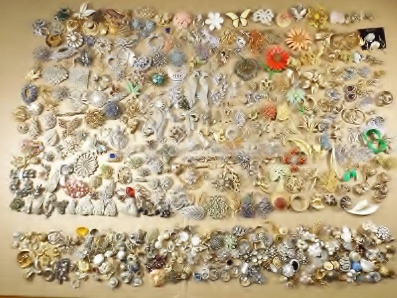 lot 86 image: Signed, jewelry, Avon, art, Marvella, BSK, Sarah Coventry, Necklace, earring, bracelet, brooch, pin