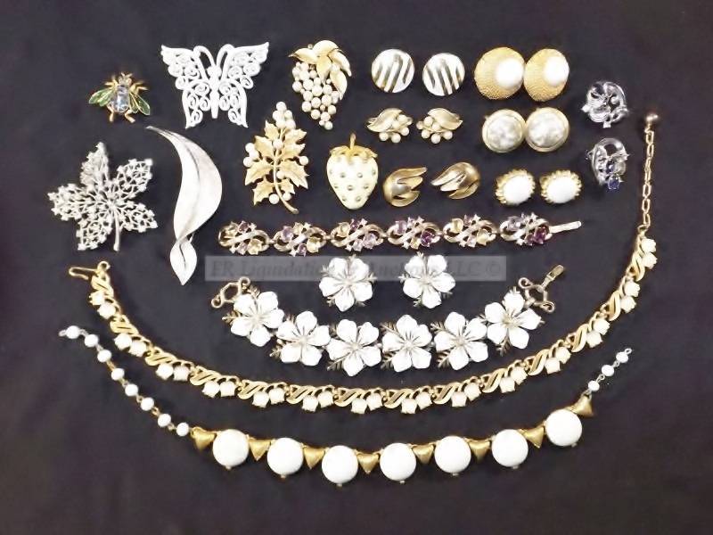 lot 88 image: Signed Trifari jewelry