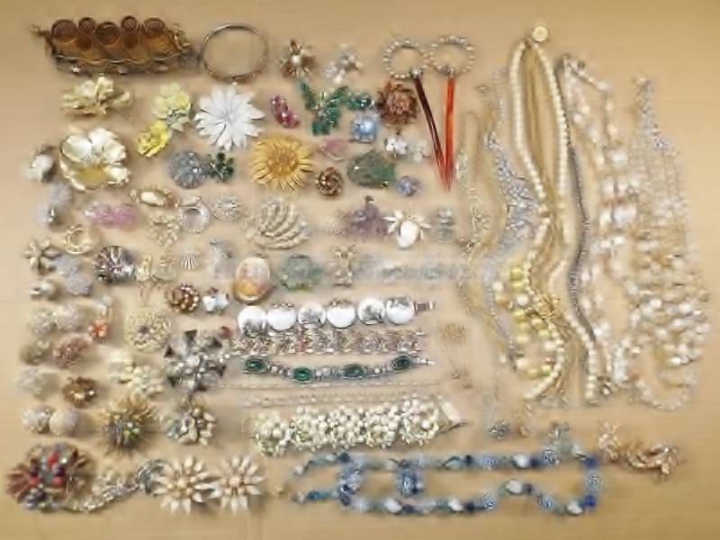 lot 92 image: Aurora borealis, necklace, bracelet, ring, earrings, brooch, pin, jewelry