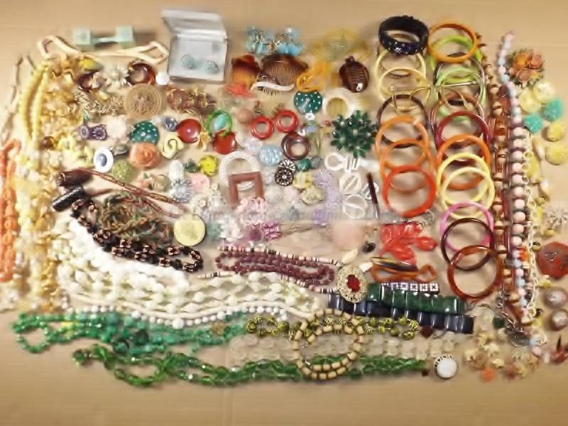 lot 93 image: Bakelite, celluloid, early plastic, necklace, bracelet, earrings, jewelry
