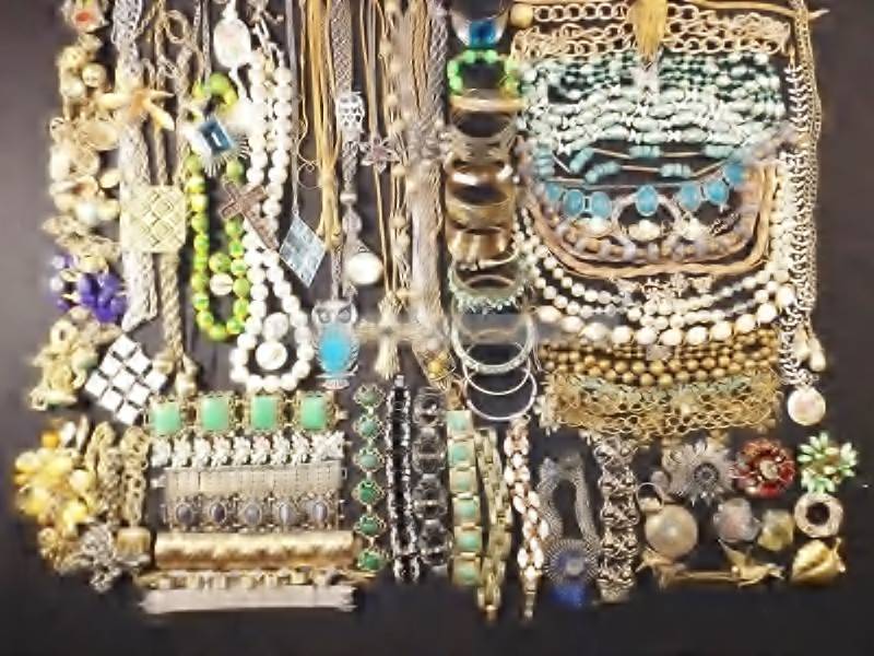 lot 95 image: Quality, necklace, bracelet, earrings, jewelry