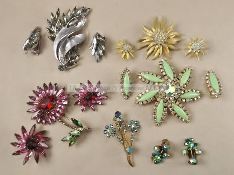 lot 114 image: Jewelry, necklaces