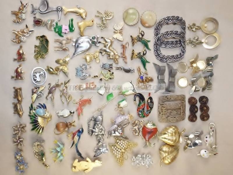 lot 115 image: Jewelry, necklaces