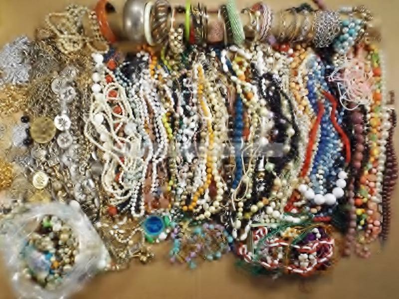 lot 116 image: Jewelry, necklaces