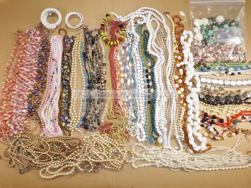 lot 117 image: Jewelry, necklace, choker, brooch, pin, glass