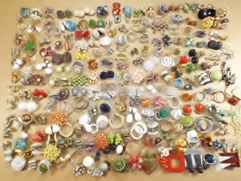 lot 118 image: Earrings, jewelry
