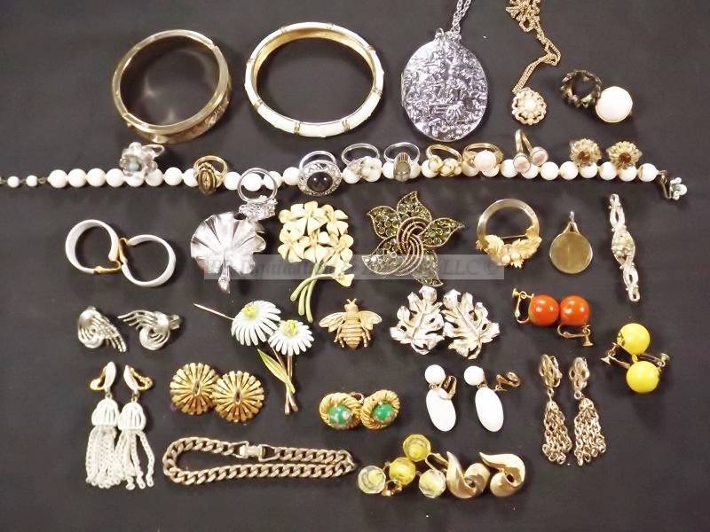 lot 123 image: Avon, jewelry