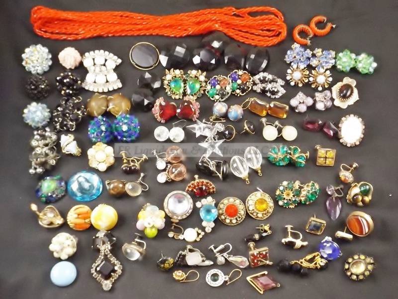 lot 126 image: Glass, vintage, jewelry, necklace, earring