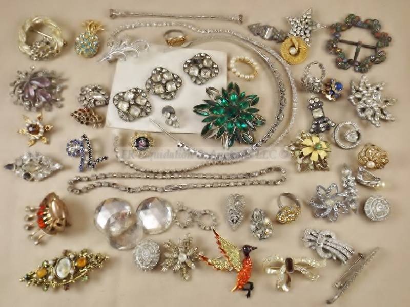 lot 131 image: Rhinestone, glass, vintage, tiara, jewelry, brooch, pin