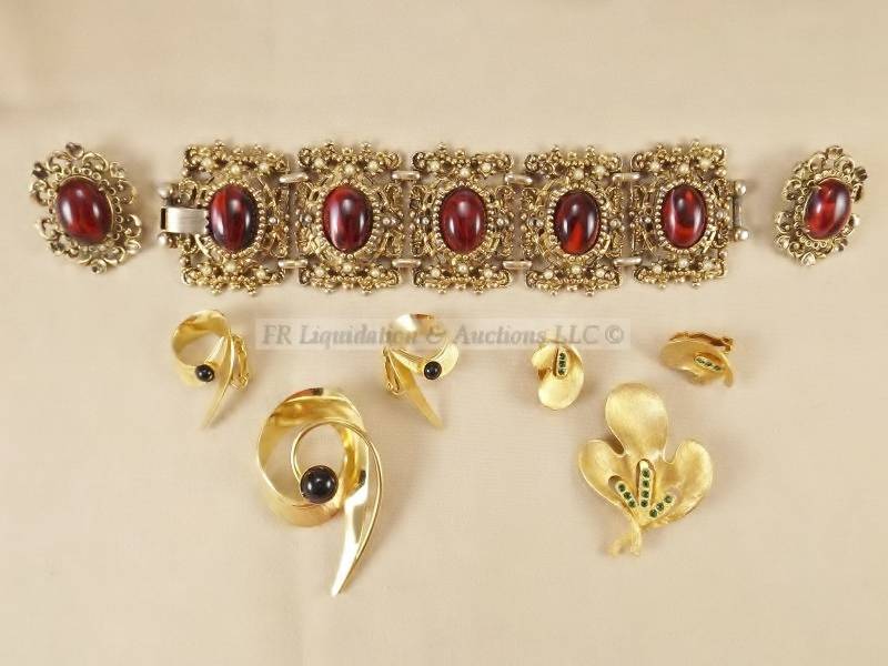 lot 137 image: Jewelry, Baroque, bracelet, earring