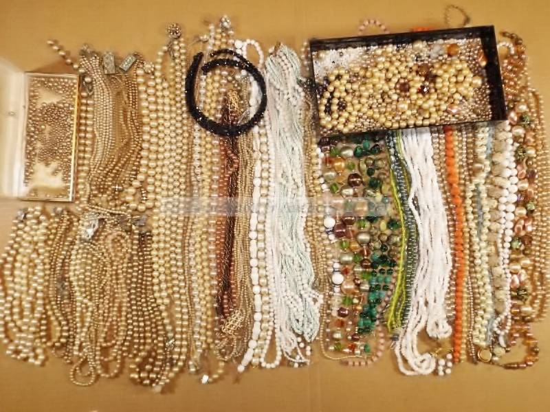 lot 139 image: Glass, pearl, jewelry