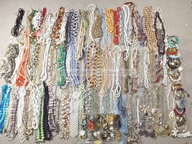 lot 141 image: Jewelry