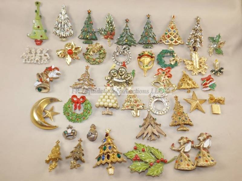 lot 149 image: Christmas brooches